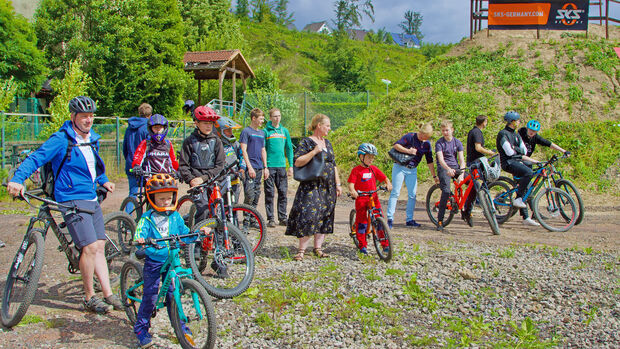 Zahlreiche Aktive und Zuschauer nahmen an der Eröffnung des kommunalen Bike-Parks durch Bürgermeister Dr. Martin Michalzik (CDU) und Dennis Diete als Sprecher des Mountainbike-Vereins "NSD-Racing-Team" teil. FOTO: ANDREAS DUNKER