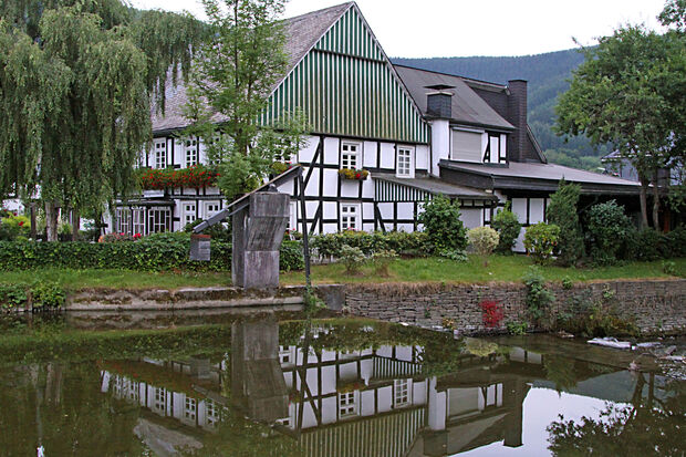 Die Lenne mit ihren Äschen, Bachsaiblingen, Bach- und Regenbogenforellen, Elritzen und anderen Speisefischen lädt zum Angeln und Flanieren ein. Direkt am Ufer befindet sich die große Außengastronomie des Café Heimes (Bild), welches zu Mittagstisch sowie Kaffee und Kuchen einlädt. Bekannt ist die Bäckerei und Konditorei auch für ihr leckeres hausgemachtes Speiseeis. FOTO: ANDREAS DUNKER