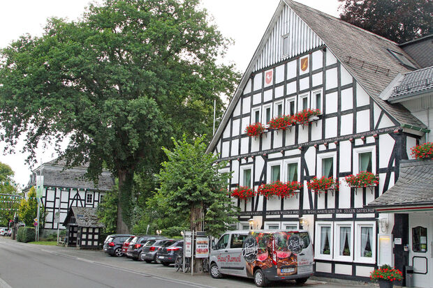 Von Mai bis September gibt es jeden Donnerstag am Haus Rameil einen zünftigen Grillabend. Nicht nur auf Grund der Corona-Lage sollte man sich hier jeweils rechtzeitig zum Essen anmelden. Neben Fleischspezialitäten und Salaten gibt es übrigens auch Gemüse vom Grill. FOTO: ANDREAS DUNKER