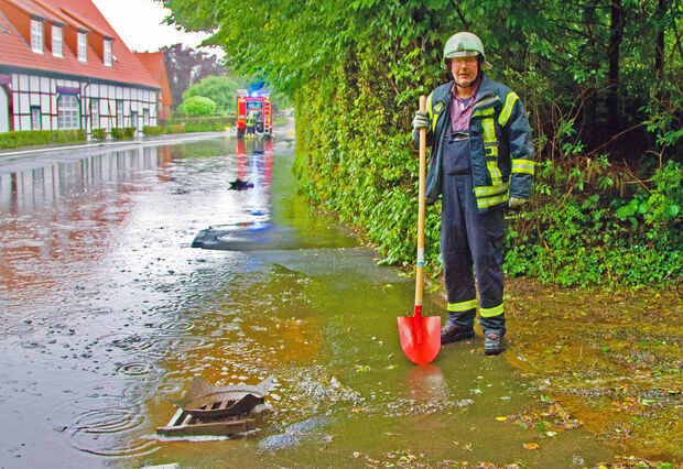 Die Ruhrstraße in Echthausen steht in Höhe des Schlosses unter Wasser und ist für den Durchgangsverkehr aktuell gesperrt. Kommunaler Bauhof und Freiwillige Feuerwehr sind im Einsatz. FOTO: ANDREAS DUNKER