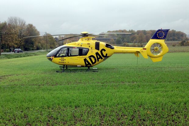 Rettungshubschrauber Christoph 8 auf dem Feld in Wimbern FOTO: ANDREAS DUNKER