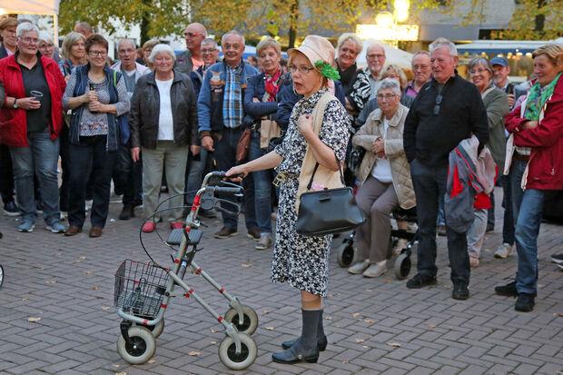 "Tante Käthe aus Wiehagen" (Gudrun Arndt) brachte das Publikum mit ihrem bodenständigen Open-Air-Kabarett zum Schmunzeln. FOTO: ANDREAS DUNKER
