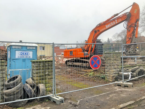 Als erstes machte der 27-Tonnen-Abbruchbagger die separat stehende Doppelgarage gegenüber dem historischen Gebäude dem Erdboden gleich. Im Hintergrund die Werkshallen der Mannesmann-Röhrenproduktion, die ihr Firmenareal mit dem Grundstück arrondiert und hier einen neuen Mitarbeiter-Parkplatz direkt auf dem erweiterten Fabrikgelände schaffen will.  FOTO: ANDREAS DUNKER