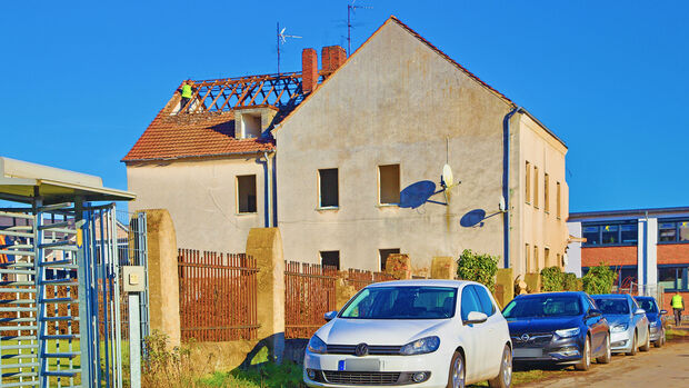 Bislang parken die Werksangehörigen teilweise am Rande der Marscheidstraße sowie auf einer gegenüberliegenden Brachfläche, die inzwischen vom Salzgitter-Konzern an einen neuen Eigentümer verkauft wurde. FOTO: ANDREAS DUNKER