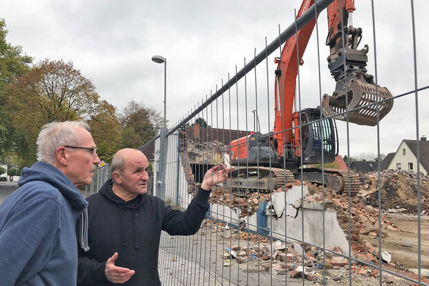 Nachbar Fritz Biele (†) und Wirt Nikola Duza vom angrenzenden Restaurant "Lindenhof" beobachten den Abriss der Brandruine.  ARCHIVFOTO: ANDREAS DUNKER