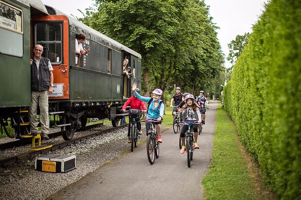 Aufs Rad und gemeinsam tolle Routen erkunden: Beim „Anradeln 2017“ gibt es in neun Städten und Gemeinden des Kreises Soest reizvolle Angebote. FOTO: STADT WARSTEIN  