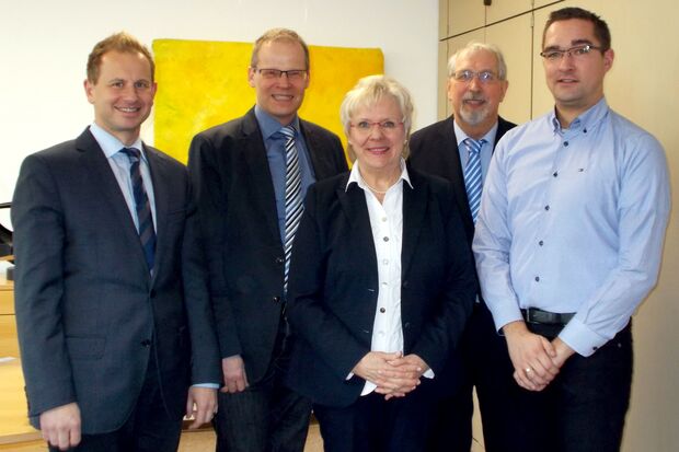 Irmgard Arndt (Mitte) wurde heute im Rathaus in den Ruhestand verabschiedet. Von links: Fachbereichsleiter Christian Wiese, Bürgermeister Dr. Martin Michalzik, Ex-Bürgermeister und Ehemann Hermann Arndt sowie Daniel Luig vom Personalrat FOTO: GEMEINDE WICKEDE (RUHR)