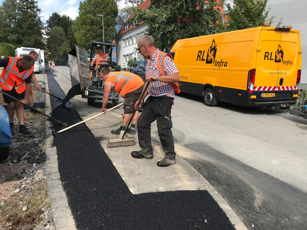 Wiederherstellung der Gehweg-Decke an der Rissenhofstraße in Wickede durch ein Bauunternehmen, welches im Auftrag von Deutsche Glasfaser arbeitet.  ARCHIVFOTO: ANDREAS DUNKER