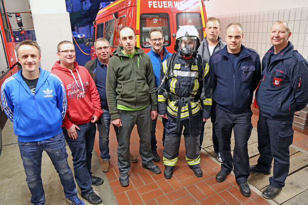 Interesse an der neuen Atemschutz-Ausrüstung: Mehrere Feuerwehrleute schauten sich das neue Gerät gleich an. FOTO: ANDREAS DUNKER