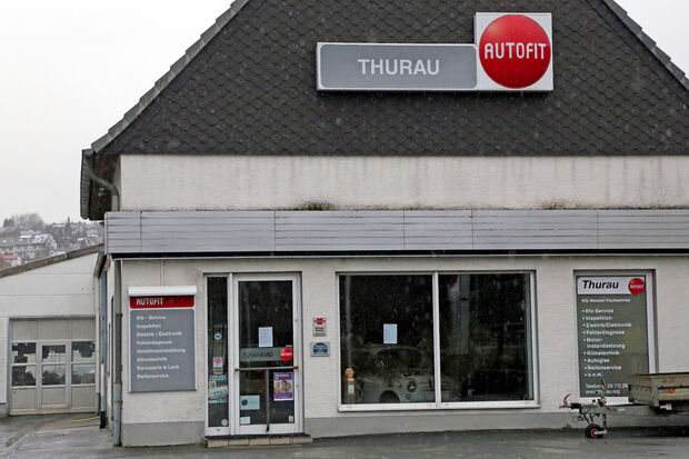 Die bisherige Werkstatt von Autofit Thurau (früher Toyota Peter Weber) dient vorerst als Lager. Die Autowerkstatt ist ins Teschler-Center umgezogen. FOTO: ANDREAS DUNKER