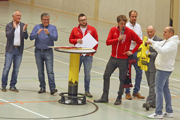 TV-Handball-Fachwart Richard Malinowski und Geschäftsführer Manuel Garcez (von links) zollten Frank Fahnemann (rechts) als Initiator des Benefizspiels gegen die BVB-Damen-Handball-Manschaft besonderen Dank für sein Engagement. Auch Comedian und Moderator Matze Knop als Vertreter des Vereins "Kinderlachen" aus Dortmund zollte Fahnemann besonderes Lob. FOTO: ANDREAS DUNKER