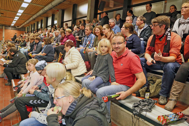 Die Wickeder Handballer hoffen wieder auf eine volle Publikumstribüne in der Gerken-Sporthalle – wie hier bei einem früheren Spiel der BVB-Handball-Damen in Wickede. ARCHIVFOTO: ANDREAS DUNKER