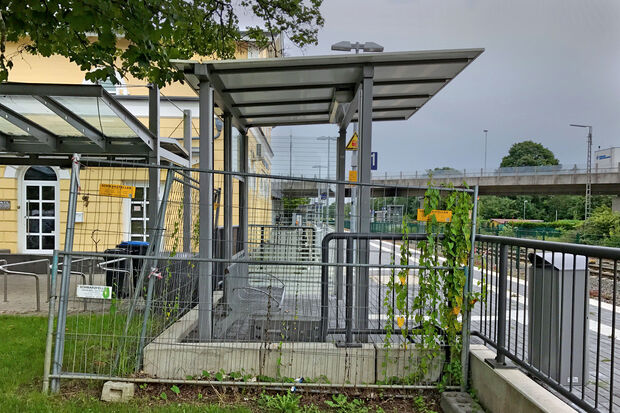 Bauzäune und fehlende Scheiben als Wetterschutz im Wartehäuschen auf dem Bahnsteig am Gleis 1 machen sichtbar, dass die Bahn ihre am 1. Juli 2014 begonnene Modernisierungsoffensive am Wickeder Bahnhof immer noch nicht abgeschlossen hat. FOTO: ANDREAS DUNKER