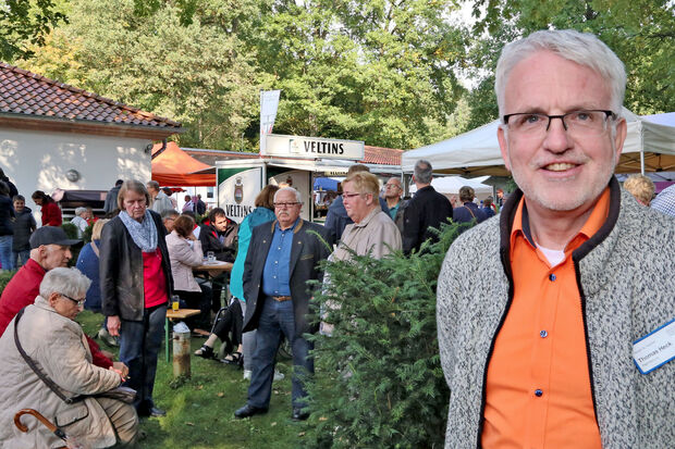Leiter Thomas Heck auf dem Bauernmarkt in den Häusern Sankt-Raphael FOTO: ANDREAS DUNKER