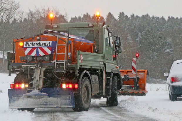 Die Hauptverkehrsstraßen der Kommune werden mittels des kommunalen Unimogs geräumt und gestreut.