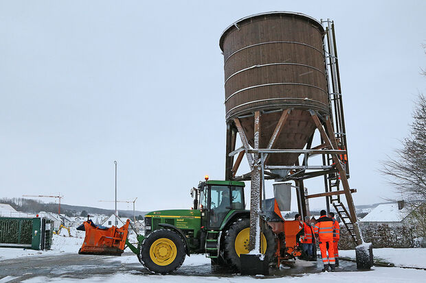 Ein Traktor lädt unter dem 50 Tonnen fassenden Holzsilo am Bauhof neues Salz nach. ARCHIVFOTO: ANDREAS DUNKER
