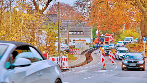 Die halbseitige Sperrung der Mendener Straße von der Wickeder Ruhrbrücke bis zum Heilig-Geist-Kloster der Steyler Missionsschwestern in Wimbern soll ab dem 17. Dezember 2021 bis ins neue Jahr vorübergehend aufgehoben werden. Denn so lange ruhen die Arbeiten der Bauunternehmen, die der Fernleitungsnetzbetreiber Thyssengas mit der Verlegung der Druckleitung entlang der Bundesstraßen 63 und 7 beauftragt hat. ARCHIVFOTO: ANDREAS DUNKER