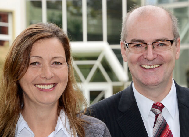Büroleiterin Daniela Heimann und der ehrenamtliche Behinderten-Beauftragte des Kreises Soest, Dr. Wilhelm Günther aus Werl FOTO: KREIS SOEST / THOMAS WEINSTOCK