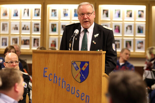 Schützenvorstandsmitglied und Ortsvorsteher Rainer Belz (CDU) bei einer Ansprache in der Gemeindehalle in Echthausen ARCHIVFOTO: ANDREAS DUNKER