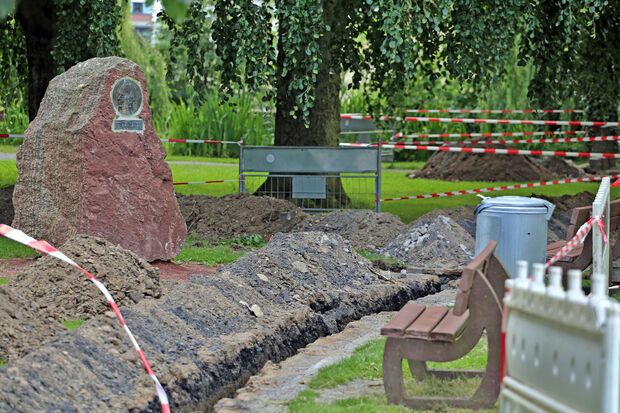 Bauarbeiten im Bernhard-Bauer-Park im Jahre 2016: Offene Gräben für neue Stromleitungen zur Illuminierung des innerörtlichen Parks der Kommune ARCHIVFOTO: ANDREAS DUNKER
