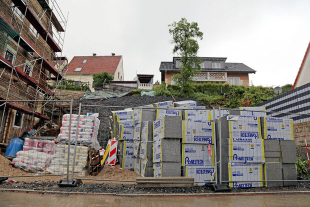 Die illegale Nutzung des Schotterberges als Materiallager für die benachbarte Baustelle. – Die Kreisverwaltung Soest wunderte sich, dass das durch die Behörde ausgesprochene Betretungsverbot von den Bauarbeitern offenbar einfach ignoriert wurde. FOTO: ANDREAS DUNKER