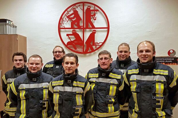 Das neue Betreuer-Team der Wickeder Jugendfeuerwehr (von links): Pascal Nolte, der neue Jugendfeuerwehrwart Nils Schober, Andre Schreiber, Lars Schober, Bernd Wiech, Hendrik Roos und der neue stellvertretende Jugendfeuerwehrwart Nico Schäfer sowie Torben Pantel (fehlt auf dem Bild). FOTO: FEUERWEHR