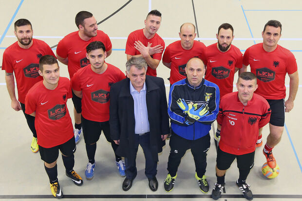 Das LKM-Team – hier mit Firmenchef Lahë Kadrijaj und Torwart – nach dem Sieg FOTO: ANDREAS DUNKER