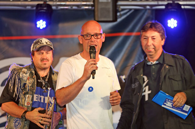 Norbert Spieth (Mitte), Vorsitzender des Schalke Fan-Club „Wickeder Ruhrknappen“, übernahm die Begrüßung der rund 400 Gäste aus der blau-weißen Fan-Familie. FOTO: ANDREAS DUNKER