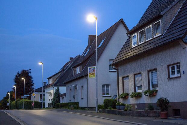 Die Straße "Am Lehmacker" soll – wie einige andere Straßenzüge in der Gemeinde Wickede (Ruhr) auch – neue Leuchtköpfe mit LED-Licht bekommen. Die alten Laternenmasten sollen dabei erhalten bleiben und für die Montage der moderneren Leuchten genutzt werden. ARCHIVFOTO: ANDREAS DUNKER