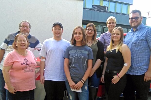 Mitglieder des Deutschen Roten Kreuzes nach der Blutspende (von links): Barbara Kittling, Martin Vollmer, Pierre Kittling, Veronika Renz, Kristina Kupke, Noemi Schmitt, Kirstin Schneider (Erstspenderin) und Axel Schneider. – Kirstin Schneider ist allerdings nicht Mitglied der Wickeder DRK-Gemeinschaft. Die junge Dame wurde von ihrem Bruder Axel zur Teilnahme an der Blutspende animiert. FOTO: DRK