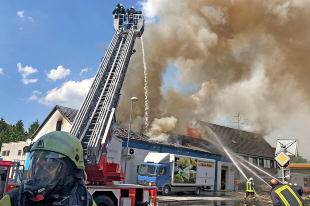 Die Lagerhalle im Vollbrand ARCHIVFOTO: ANDREAS DUNKER
