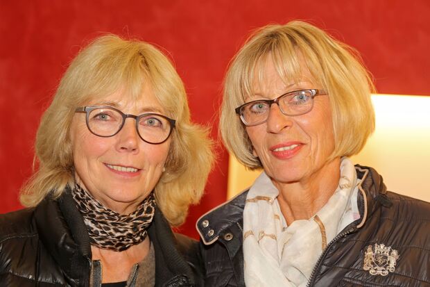 Vorsitzende Ria Lube (rechts) und ihre Stellvertreterin Margret Hackethal (links) vom „Bridgeclub Arnsberg“ FOTO: ANDREAS DUNKER