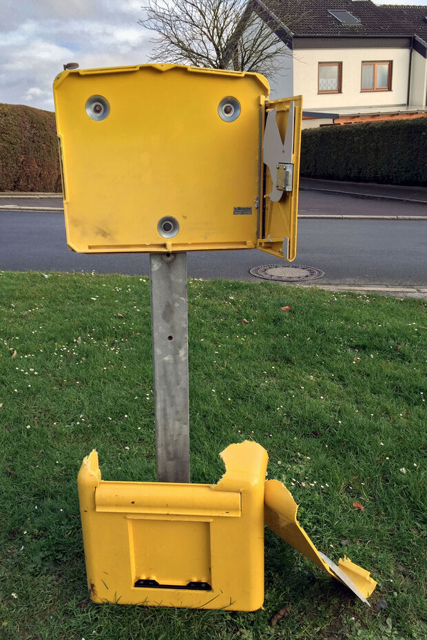 Der zerstörte Briefkasten an der Ecke Wibbeltstraße / Ziegenhude in Wickede FOTO: ANDREAS DUNKER