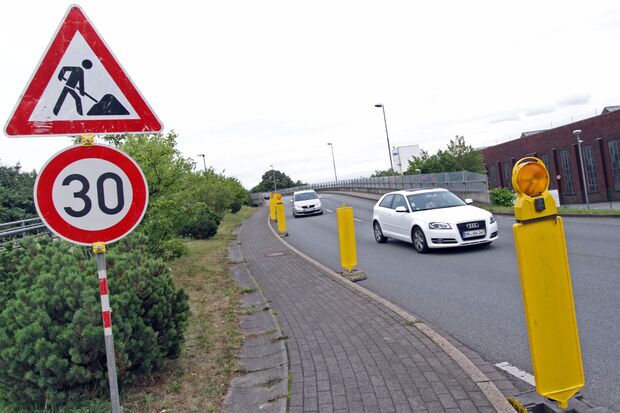 Die Umleitung über den Bordstein der großen Brücke. Hier hat die Gemeinde aus Sicherheitsgründen für den Kraftverkehr ein Tempolimit mit einer Geschwindigkeitsbegrenzung auf 30 Stundenkilometer erlassen. FOTO: ANDREAS DUNKER