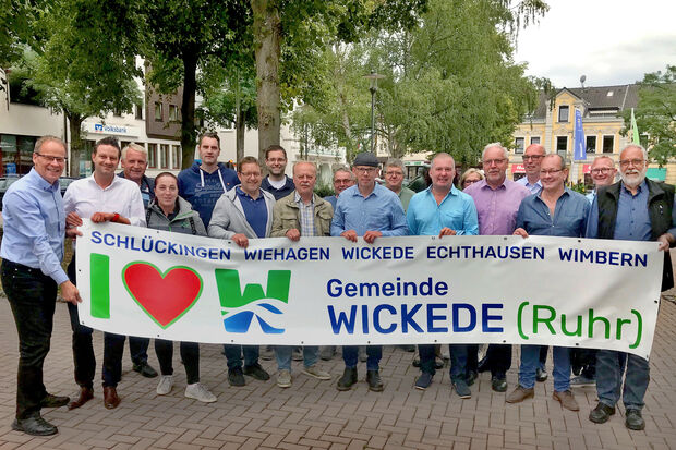 Laden zum „Bürgerfest“ der Gemeinde Wickede (Ruhr) am Freitag, 6. September 2019, ab 15.15 Uhr ein (von links): Bürgermeister  Dr. Martin Michalzik, Betriebsleiter Björn Mündelein vom „Haus Gerbens“, Schlückingens Ortsvorsteher Willi Eickhoff, Küchen-Chefin Carmen Rodriguez-Garcia vom „Haus Gerbens“, Bier-Sommelier Oliver Hering aus Echthausen, Heinz-Bernd Luig vom Hühner-Hof Luig aus Wiehagen, Punkt-Zwo-Inhaber Thomas Fabri, Wiehagens Ortsvorsteher Heinrich Koerdt, Feuerwehr-Leiter Georg Ptacek, Frank Baumüller vom Fisch-Hof Baumüller, Bauhof-Leiter Rainer Kräenfeld, Bernd Grunwald vom „Gasthaus Schulte“ in Echthausen, Wirtschaftsförderin Ruth Hornkamp von der Gemeinde Wickede (Ruhr), Echthausens Ortsvorsteher Rainer Belz, Fachbereichsleiter Ingo Regenhardt vom Ordnungsamt, Bernd Krüger vom „Gasthaus Schulte“ in Echthausen, Bernd Hackethal vom Catering-Service Hackethal und Wimberns Ortsvorsteher Edmund Schmidt FOTO: DANIEL LUIG / GEMEINDE WICKEDE (RUHR)