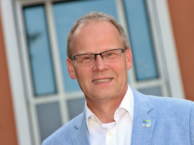 Bürgermeister Dr. Martin Michalzik (CDU) vor dem Rathaus der Gemeinde Wickede (Ruhr) ARCHIVFOTO: ANDREAS DUNKER