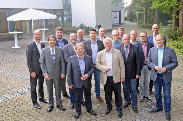 Die Teilnehmer der Bürgermeister-Konferenz vor dem Bürgerhaus in Wickede FOTO: CARINA WESTERWELLE