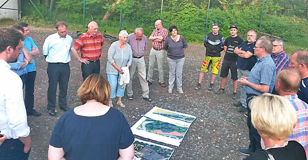 Christdemokraten und Mitglieder der Zweiradort-Projektgruppe am geplanten Standort für den Wickeder Bike-Park FOTO: CDU