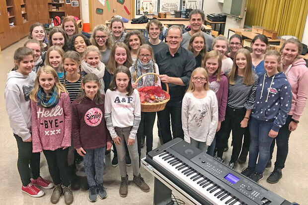 Der Kinder- und Jugendchor „Cantalino“ mit seinem Dirigenten Armin Klotz und Bürgermeister Dr. Martin Michalzik (CDU) bei der Probe in der Aula der Engelhard-Grundschule. FOTO: PRIVAT