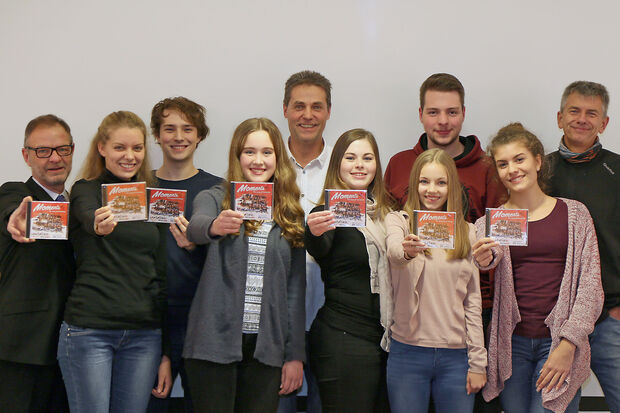 Bank-Direktor Joachim Bauerdick mit den Chorsängern Johanna Klotz, Malte Schröer, Julia Prott, Dirigent Armin Klotz, Sarah Gebhardt, Lara Welter, Christopher Wolfram, Linda Haselhorst und Pressesprecher Martin Haselhorst (von links) bei der Präsentation der neuen Compact-Disc "Moments …" FOTO: ANDREAS DUNKER