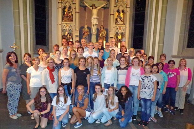 Der Jugendchor "Cantalino" aus Wickede und die "Happy Voices" aus Werl bei einer Probe in der katholischen St.-Kunibert-Kirche in Büderich FOTO: PRIVAT