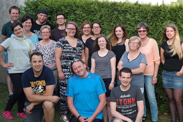 Die Kochmuttis und Kinderbetreuer der Caritas-Ameland-Ferienfreizeit: Vordere Reihe (von links): Patrick Schnapp, Christian Werft und Stefan Eickhoff – Mittlere Reihe (von links): Katharina Blum, Melanie Nierhof, Angelika Plusczyk, Sophia Spieth, Christine Koerdt und Christa Steffen – Hintere Reihe (von links): Oliver Eickhoff, Hendrik Roos, Johannes Wälter, Nicole Sporenberg, Jasmin Schnapp, Sarah Eickhoff, Inge Hengst und Anni Friedrichsmeyer, FOTO: DINA SCHNAPP