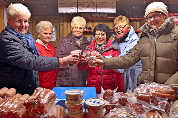 Die engagierten Damen der katholischer Frauengemeinschaft und der Caritas-Konferenz stießen mit einem Glühwein auf die Eröffnung des Weihnachtsmarktes an. FOTO: ANDREAS DUNKER