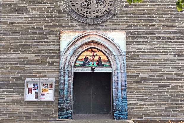 Zum Gedenktag des Reformationsjubiläums präsentiert sich der Eingang der evangelischen Christus-Kirche am heutigen Dienstag mit einer Nachbildung des Portals der Schlosskirche zu Wittenberg, wo der Theologe Martin Luther – der Überlieferung zufolge –  angeblich am 31. Oktober 1517 seine 95 Thesen gegen den Ablasshandel in der katholischen Kirche an die Tür genagelt haben soll. FOTO: ANDREAS DUNKER