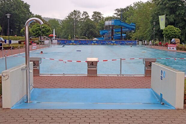 Am gestrigen Samstag – dem ersten Öffnungstag in dieser Saison – zählte das kommunale Freibad der Gemeinde Wickede (Ruhr) insgesamt 52 Besucher. Springblöcke und -bretter sowie Wasserrutschen waren mit rot-weißem Flatterband gesperrt. FOTO: ANDREAS DUNKER