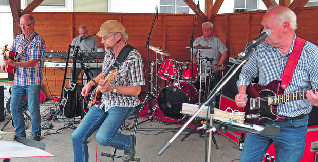 Die Coverband "Take 5" beim Sommerfest der Ruhrtalklinik FOTO: DOMINIK PIEPER