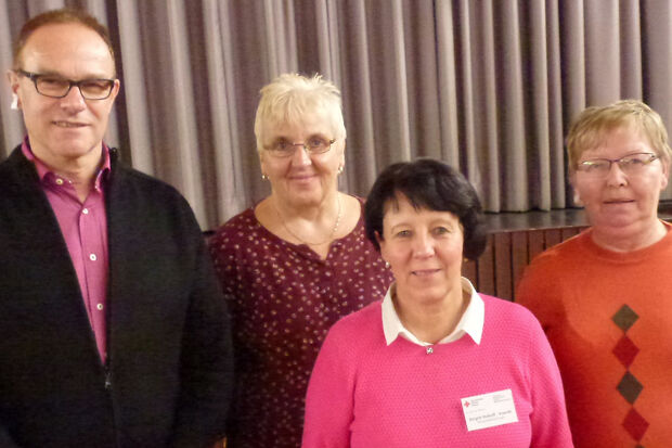 DRK-Blutspende-Beauftragte Birgit Hohoff-Koerdt (vorne) gratulierte den Jubiläumsspendern Günter Peuler, Maria Schablewski und Ingrid Pieper (von links) FOTO: DRK