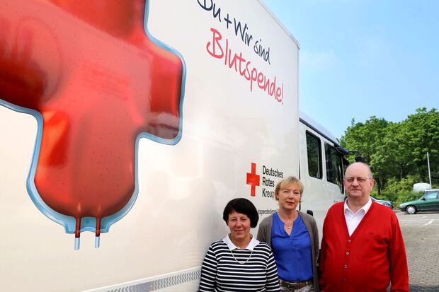 Die neue DRK-Blutspendebeauftragte Birgit Hohoff-Koerdt (links) zusammen mit den Vorstandsmitgliedern des DRK-Ortsvereins, Angelika Krause (Schatzmeisterin) und Paul Büttner (Schriftführer), die das Amt in den letzten Jahren kommissarisch betreuten. FOTO: CARINA WESTERWELLE