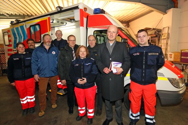 Gruppenfoto nach der Fahrzeugsegnung in der großen Halle des DRK-Ortsvereins FOTO: ANDREAS DUNKER