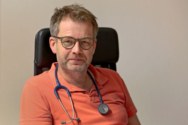 Dr. med. Elmar Calles (56) ist einer von drei Ärzten der Gemeinschaftspraxis Dr. Weber und Kollegen. Er schätzt die Situation der Hausärzte in Wickede so ein: „Ich denke, dass wir in Wickede alle am Limit arbeiten!“ FOTO: ANDREAS DUNKER